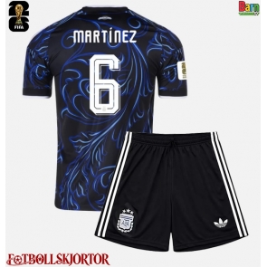 Argentina Lisandro Martinez #6 Borta Kläder Barn VM 2026 Kortärmad (+ Korta byxor)